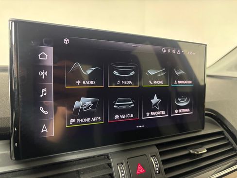 Used 2021 Audi Q5 e Premium Plus w/ Premium Plus Package AWD/4WD image 22