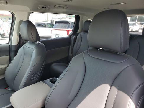 New 2026 Kia Carnival EX image 18