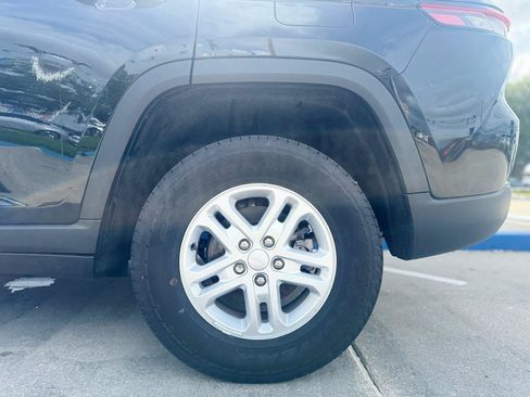 Used 2023 Jeep Grand Cherokee Laredo w/ Luxury Tech Group I AWD/4WD image 29