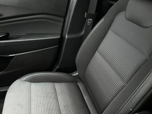 Used 2025 Chevrolet Trax LT FWD image 28