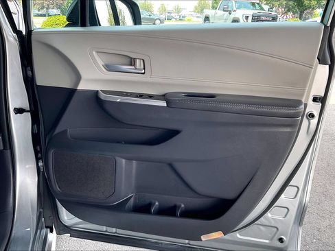 Used 2022 Toyota Sienna XLE w/ XLE Plus Package FWD image 26