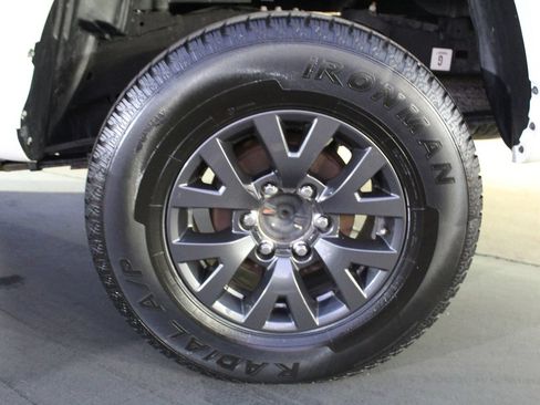 Used 2021 Toyota Tacoma SR5 AWD/4WD image 36