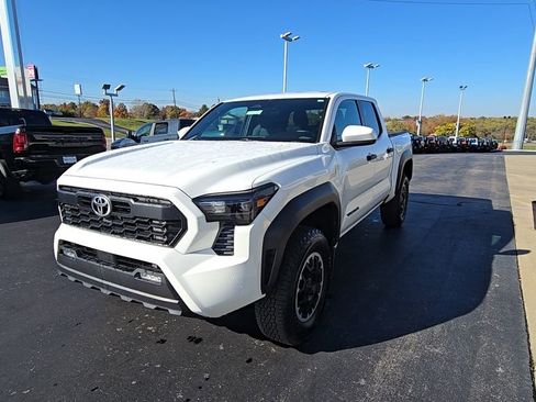 Used 2024 Toyota Tacoma TRD Sport image 3