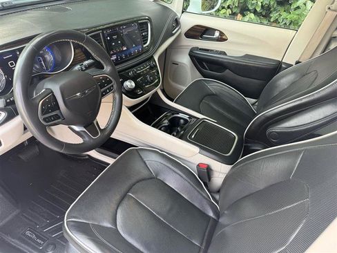 Used 2022 Chrysler Pacifica Limited FWD image 11