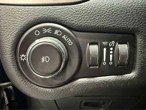 Used 2019 Jeep Cherokee Limited AWD/4WD image 25
