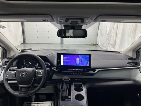 Used 2025 Toyota Sienna XLE image 45
