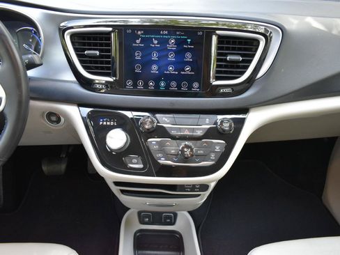 Used 2018 Chrysler Pacifica Touring-L FWD image 19
