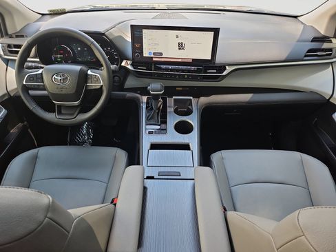 Used 2025 Toyota Sienna XLE FWD image 16