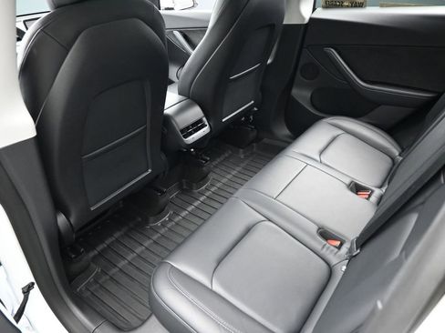 Used 2022 Tesla Model Y Long Range image 25