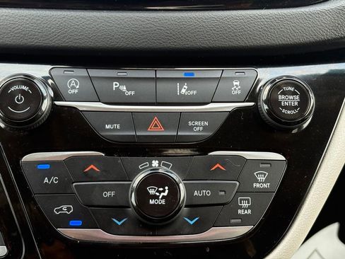 Used 2023 Chrysler Pacifica Touring-L FWD image 27