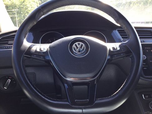 Used 2018 Volkswagen Tiguan SE w/ Panoramic Sunroof Package AWD/4WD image 25