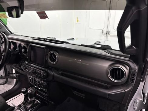 Used 2022 Jeep Gladiator Overland w/ LED Lighting Group AWD/4WD image 16