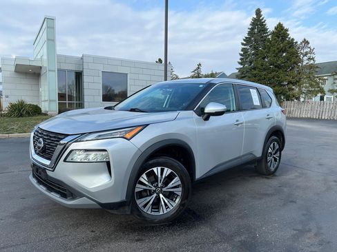 Used 2022 Nissan Rogue SV image 2