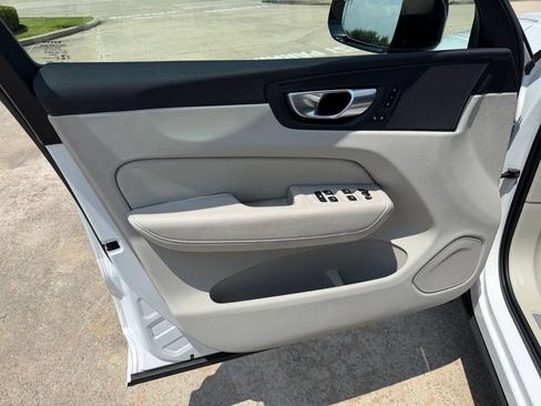 Used 2024 Volvo XC60 B5 Core AWD/4WD image 12