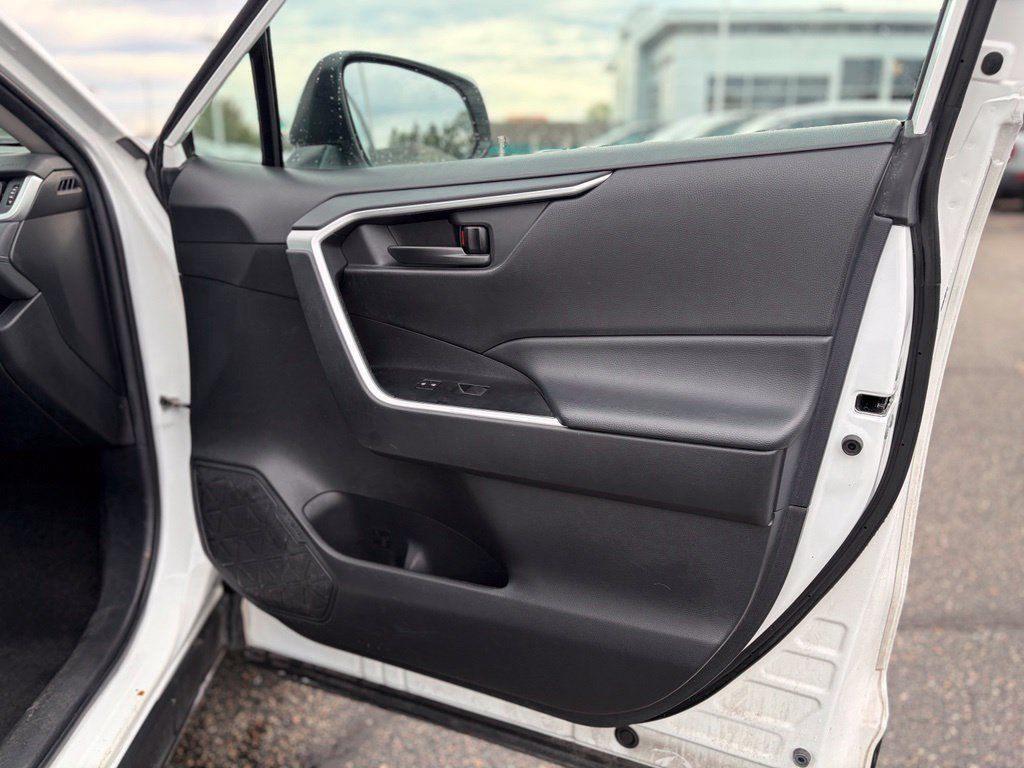 Used 2024 Toyota RAV4 LE AWD/4WD image 15