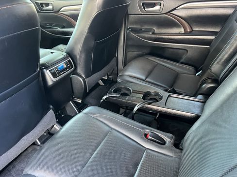 Used 2017 Toyota Highlander Limited w/ Carpet Mat Package AWD/4WD image 5