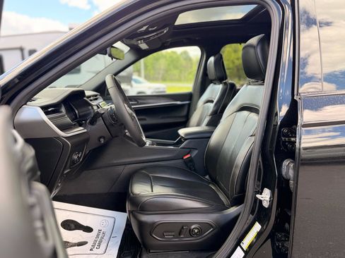 Used 2024 Jeep Grand Cherokee L Limited w/ Luxury Tech Group II AWD/4WD image 9