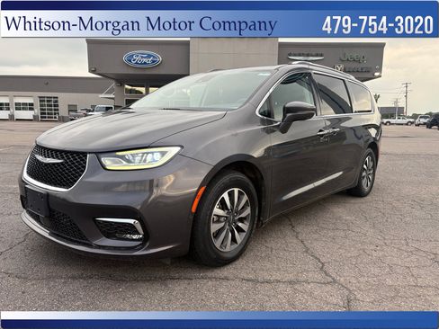 Used 2021 Chrysler Pacifica Touring-L w/ Uconnect Theater Family Group FWD image 1