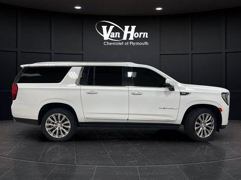 Used 2022 GMC Yukon XL Denali AWD/4WD image 2