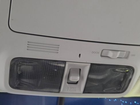 Used 2010 Subaru Forester 2.5X Premium image 11