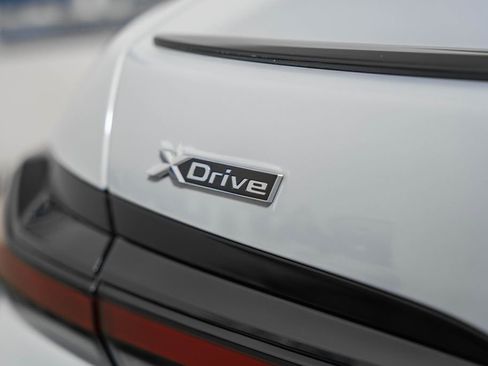 Used 2025 BMW 750e xDrive image 7