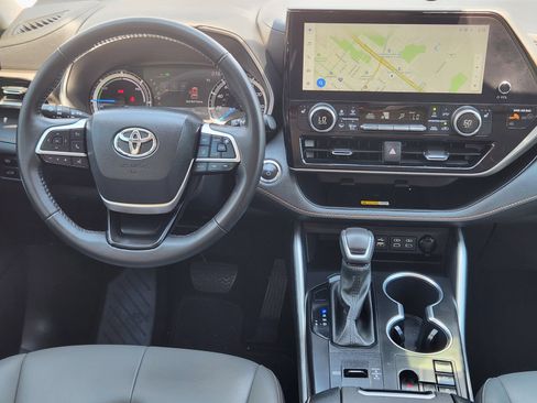 Used 2023 Toyota Highlander Bronze Edition FWD image 31
