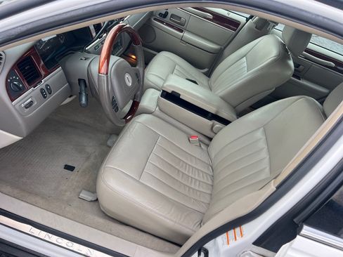 Used 2003 Lincoln Town Car Signature RWD image 11