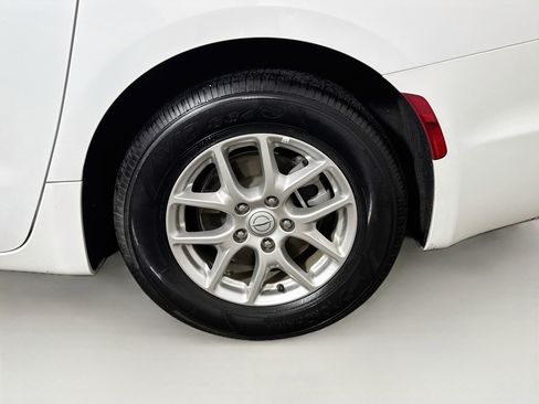 Used 2026 Chrysler Pacifica Select FWD image 28