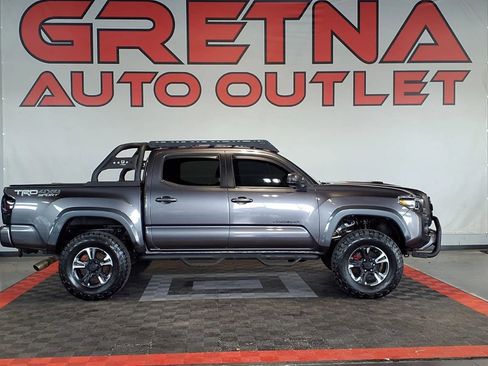 Used 2017 Toyota Tacoma TRD Sport image 1