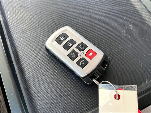 Used 2019 Toyota Sienna XLE Premium image 32