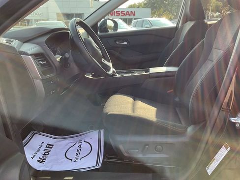 Used 2025 Nissan Rogue SV FWD image 8