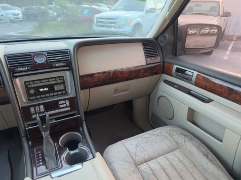 Used 2004 Lincoln Navigator 2WD image 16