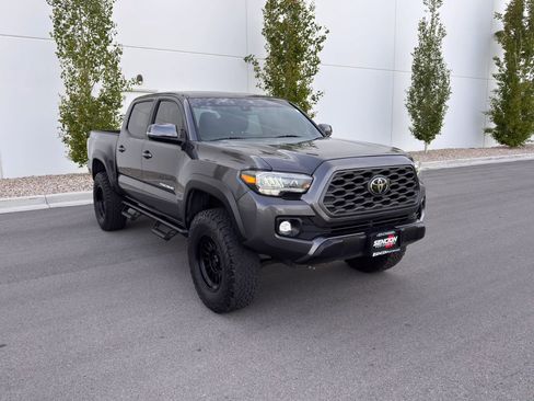 Used 2022 Toyota Tacoma TRD Off-Road w/ Technology Package image 2