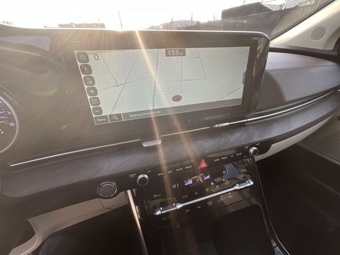 Used 2024 Kia Carnival EX image 19