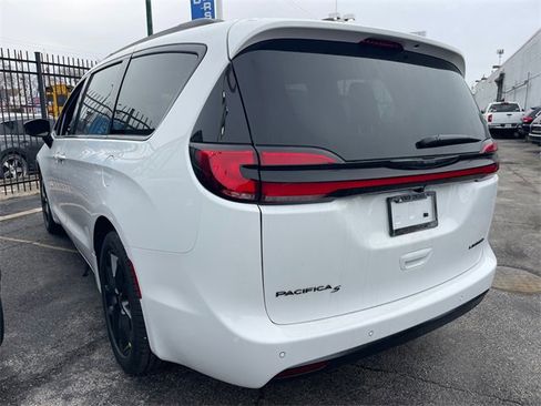 New 2026 Chrysler Pacifica Limited w/ S Appearance Package image 3