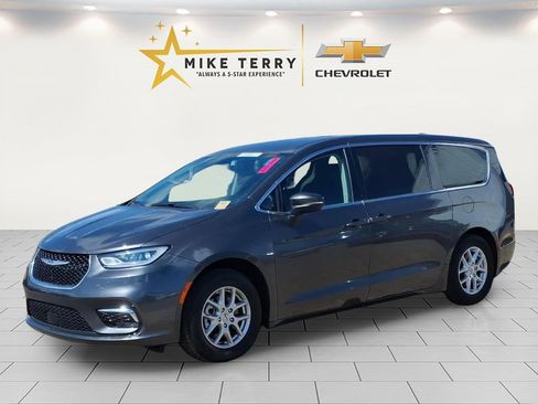 Used 2023 Chrysler Pacifica Touring-L image 1
