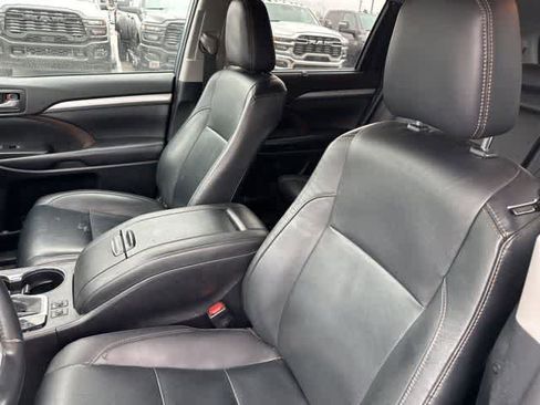 Used 2019 Toyota Highlander XLE image 3
