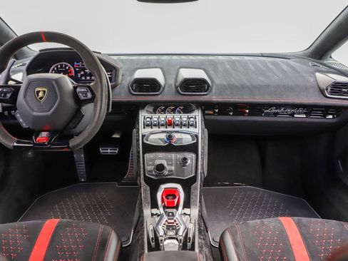 Used 2018 Lamborghini Huracan Performante AWD/4WD image 2