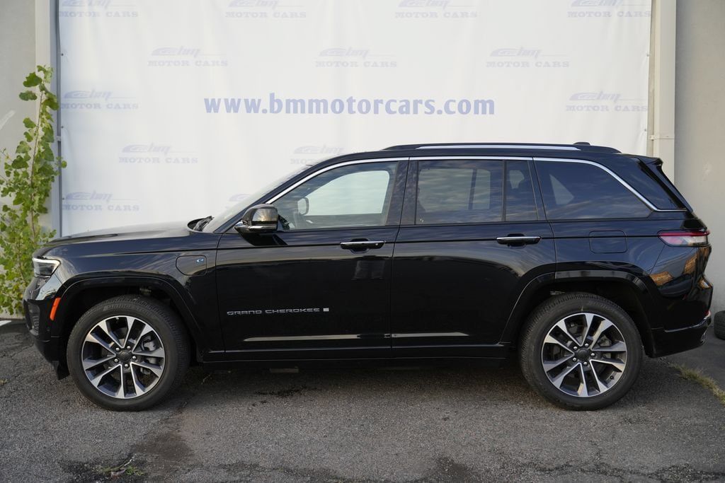 Used 2023 Jeep Grand Cherokee Overland w/ Advanced Protech Group III AWD/4WD image 8