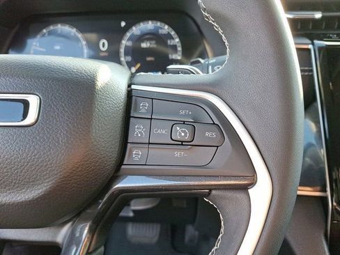 Used 2023 Jeep Grand Cherokee Laredo image 25