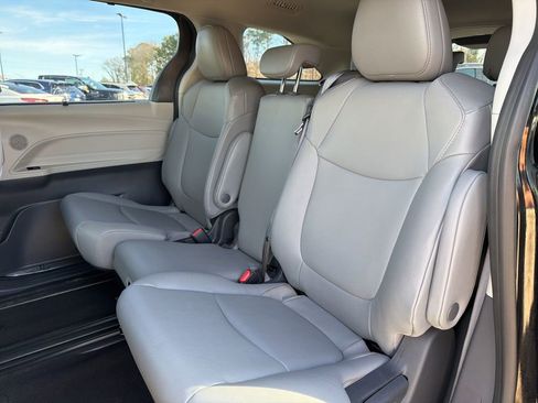 Used 2024 Toyota Sienna XLE FWD image 25