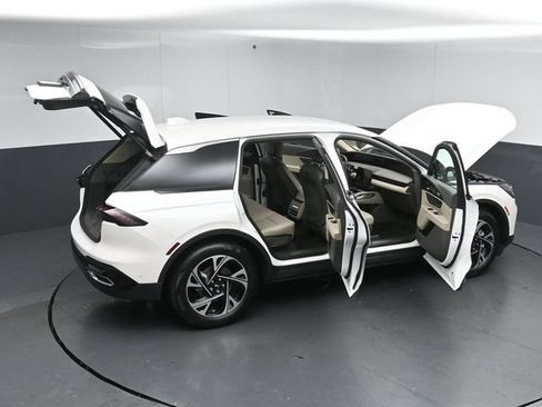 Used 2024 Lincoln Nautilus Premier AWD/4WD image 58