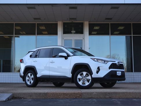 Used 2021 Toyota RAV4 XLE w/ Convenience Package image 1