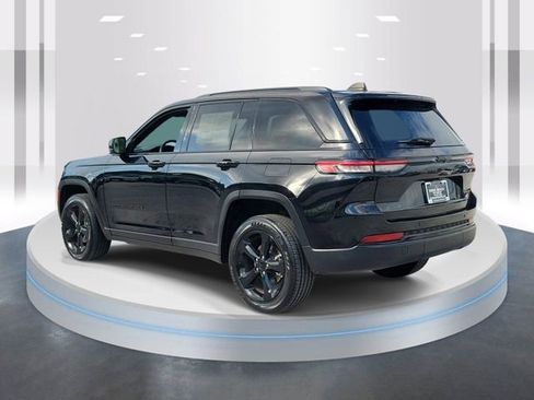 Used 2024 Jeep Grand Cherokee Altitude image 4