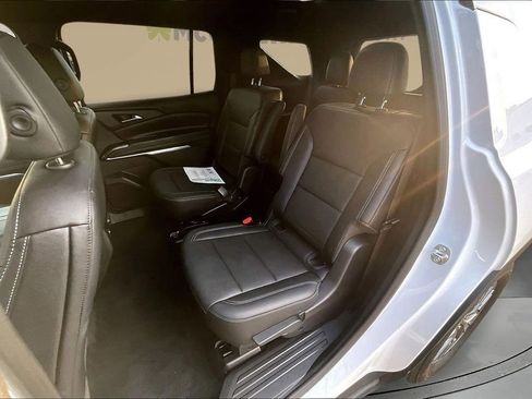 Used 2025 Chevrolet Traverse LT image 24