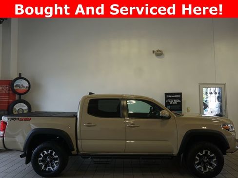 Used 2017 Toyota Tacoma TRD Off-Road AWD/4WD image 2