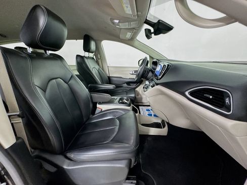 Used 2024 Chrysler Pacifica Touring-L FWD image 37