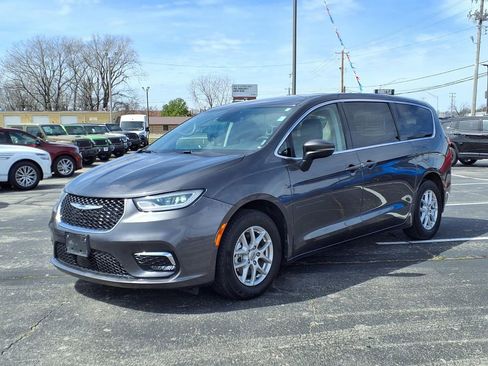 Used 2023 Chrysler Pacifica Touring-L image 3