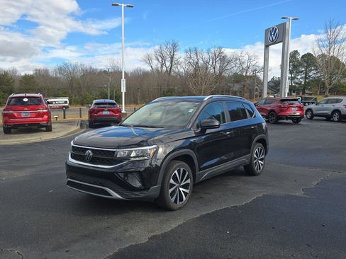 Used 2024 Volkswagen Taos SE image 3