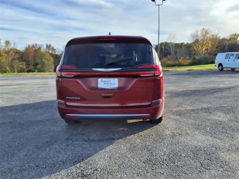 Used 2021 Chrysler Pacifica Touring-L image 17